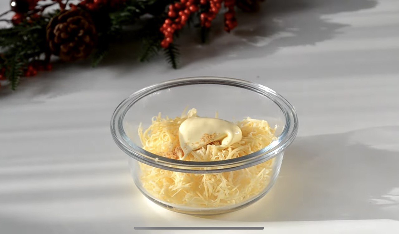 Канапки зі шпротами можна приготувати по-новому: рецепт новорічної закуски